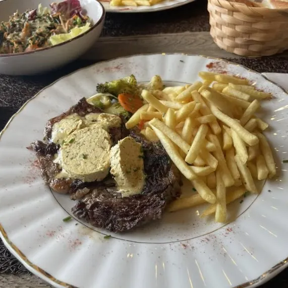 Entrecôte parisienne, frites, sauce café de Paris, légumes grillés