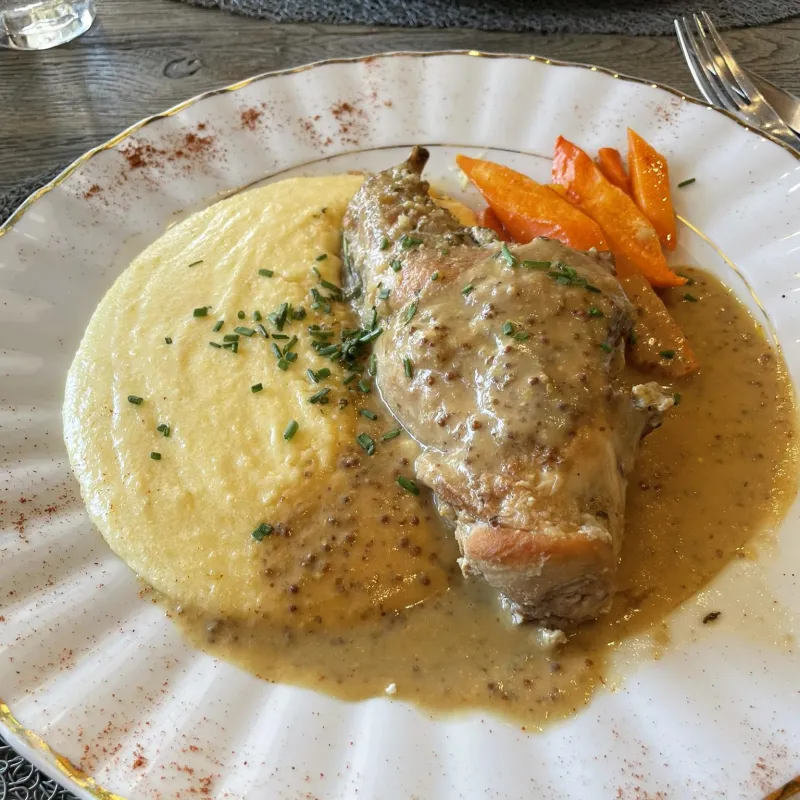 Cuisse de lapin à la moutarde, polenta crémeuse et carottes