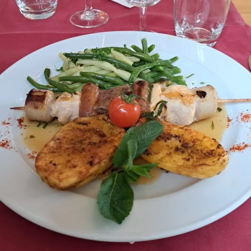 Brochette à la plancha, jus à la menthe, pommes fondantes, duo de haricots