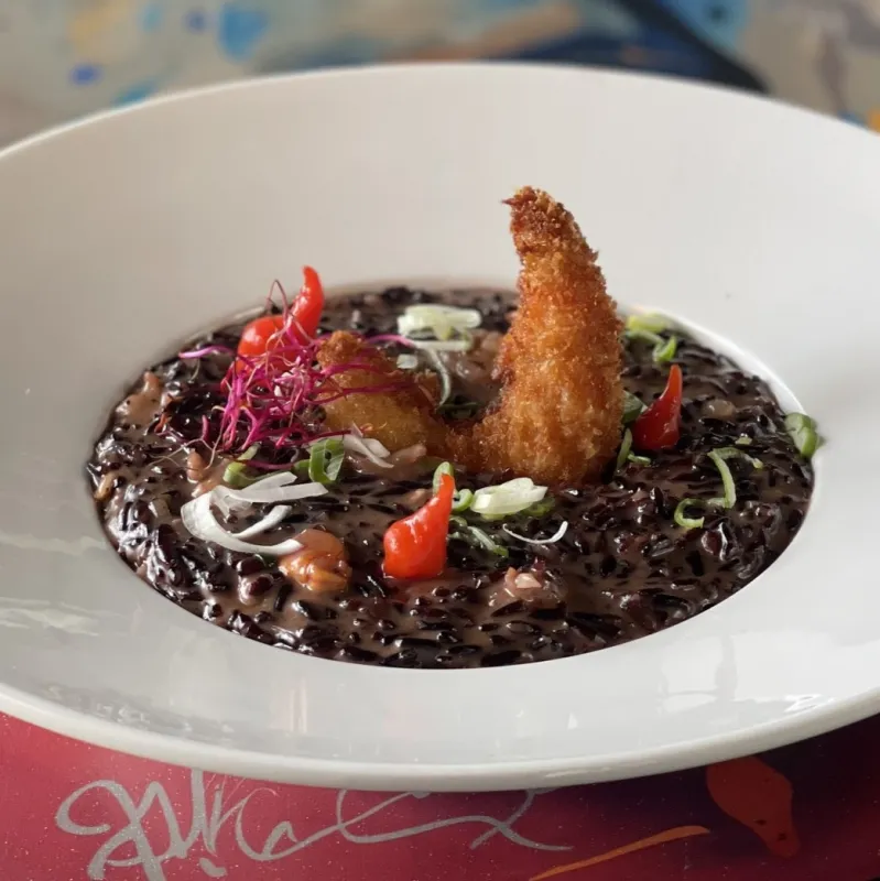 Risotto vénéré crémeux à la bisque de gambas, gambas frit