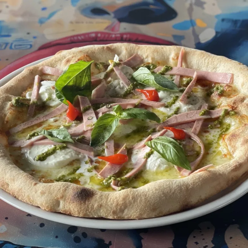 Pizza mozzarella, mozzarella di bufala, mortadella, pesto basilic, basilic frais, petits poivrons