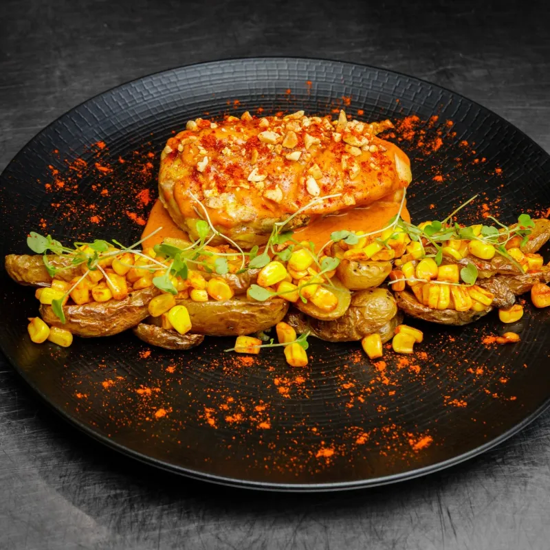 Suprême de poulet, sauce cacahuètes paprika, pommes de terre grenaille, maïs