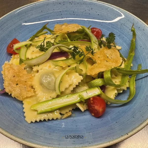 Raviolis d'asperges, crème légère au parmesan et zeste de citron, tuile de parmesan