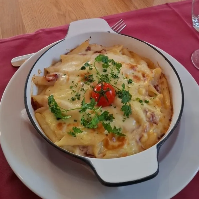 Penne valaisanne gratinée au four, jambon cru, fromage, viande séchée du Valais
