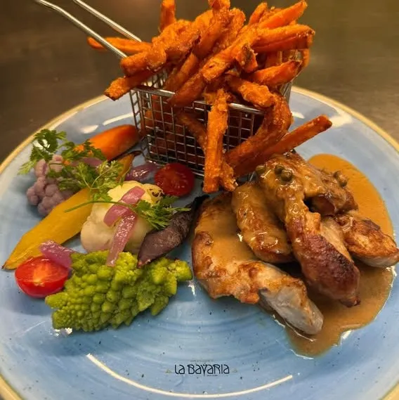 Araignée de porc grillée à la plancha, sauce au poivre, frites de patates douces, légumes de saison