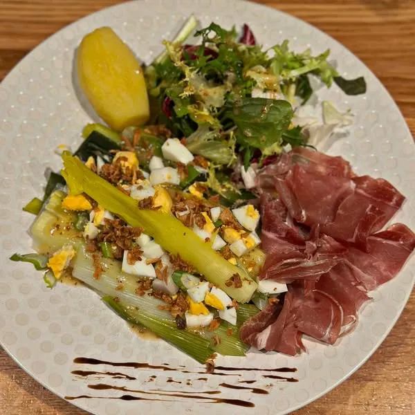 Poireaux en vinaigrette, sauce ravigote aux œuf dur, jambon cru des Grisons, pommes vapeur et salade verte
