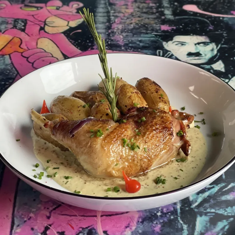 Cuisse de poulet de la Gruyère rôtie, sauce moutarde à l'ancienne, pommes de terre grenailles