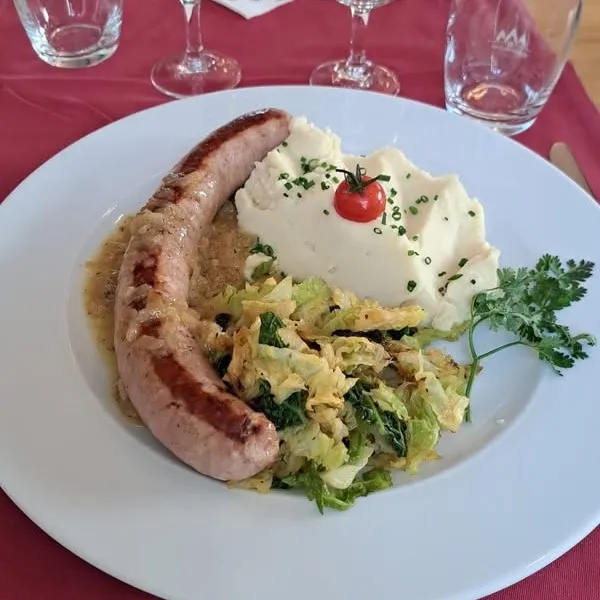 Saucisse rôtie aux échalotes confites, purée onctueuse, poêlée de choux frisé