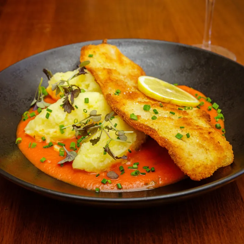 Milanaise de dinde, écrasé de pommes de terre, sauce arrabbiata