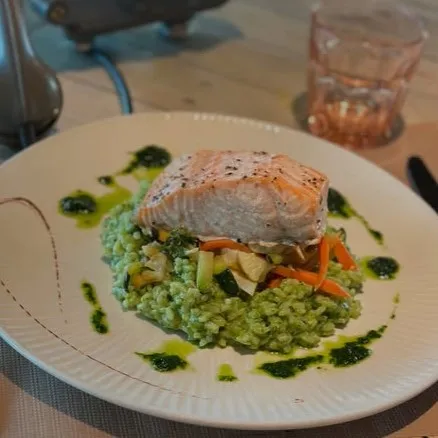 Pavé de saumon d’Ecosse à la plancha, sauce satay, risotto à l’ail des ours de la Venoge et légumes