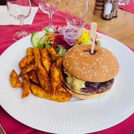 Hamburger de bœuf, sauce au cheddar et oignons confits, pommes texas
