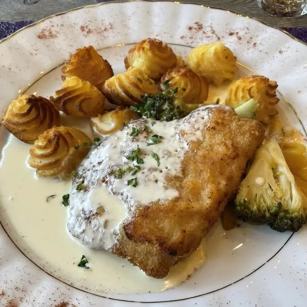 Cordon bleu, sauce fromagère, pommes duchesses et légumes
