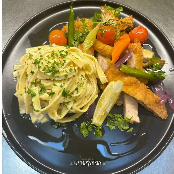 Steak de poulet crispy, tagliatelles fraîches à la crème de parmesan, tomates confites