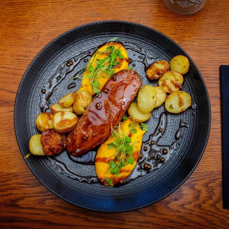 Filet de canard, sauce au miel, mousseline de carotte, pomme grenaille