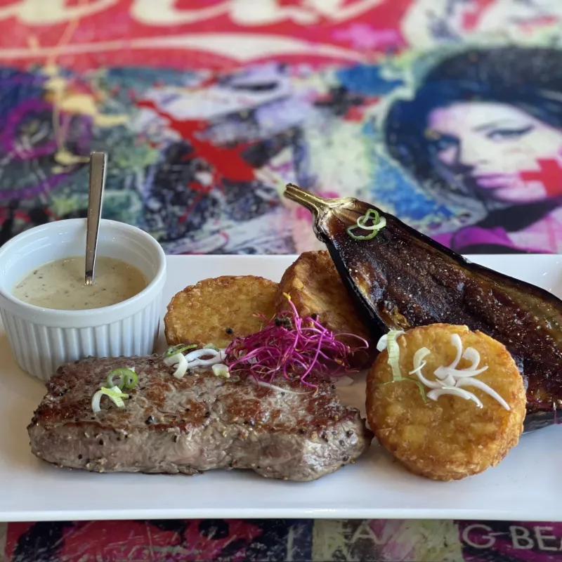 Faux filet de bœuf, sauce au poivre, minis röstis, aubergine grillée