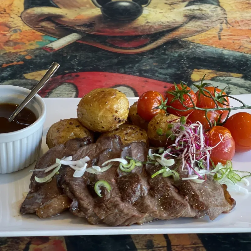Tagliata de magret de canard, pommes de terre grenailles, tomates cerises rôties, sauce miel