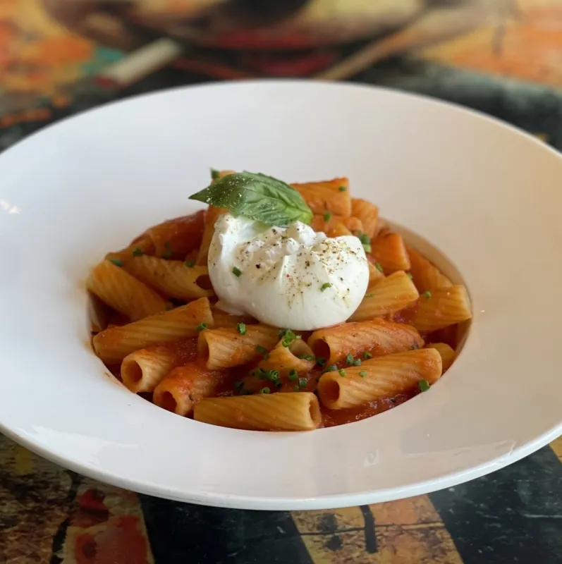 Tortiglioni sauce napolitaine, burratina crémeuse, basilic
