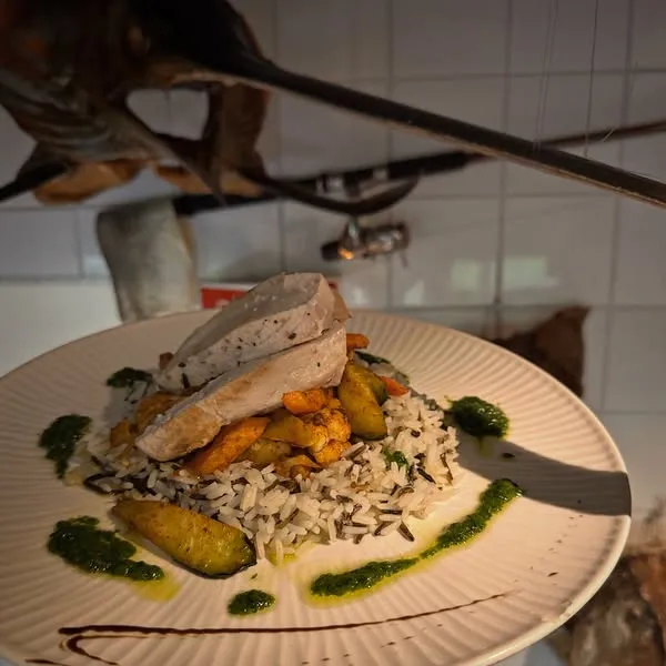 Pavé d’espadon à la plancha, huile d’olive a l’ail des ours, riz sauvage et légumes sautés au paprika