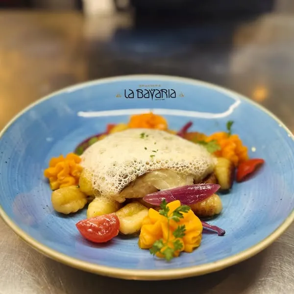 Filet de lieu noir rôti au beurre, gnocchi poêlés au beurre, crème de carottes à la fleur d'oranger