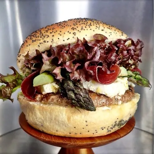 Burger Taoulasperge : Bun boulanger, steak Beefore (boeuf/veau CH,150g), sérac de Bagnes mariné au citron, asperges vertes de Fully, viande séchée CH, salade et vinaigrette au citron, sauce au fromage blanc et citron