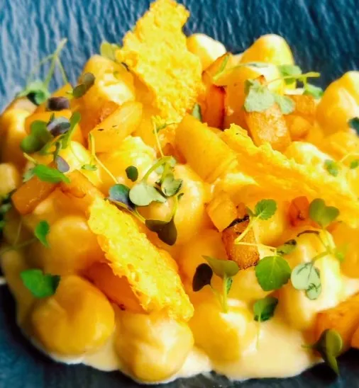 Gnocchi au gorgonzola, poire caramélisée, déglaçée au vinaigre de pommes
