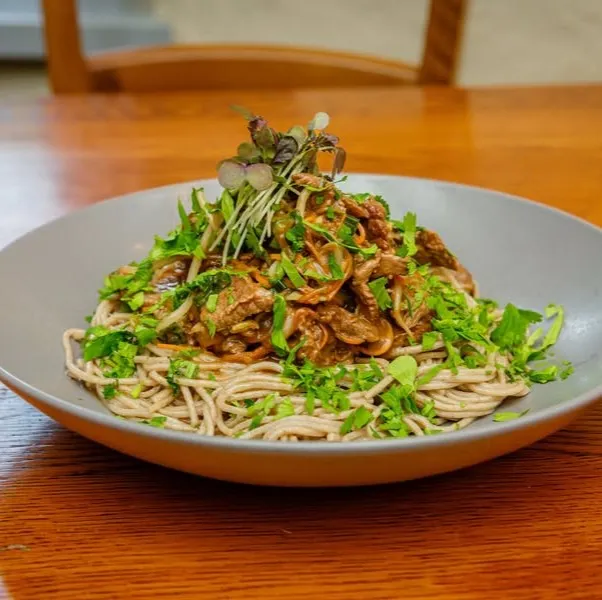 Emincé de boeuf à l’asiatique, nouilles soba, légumes