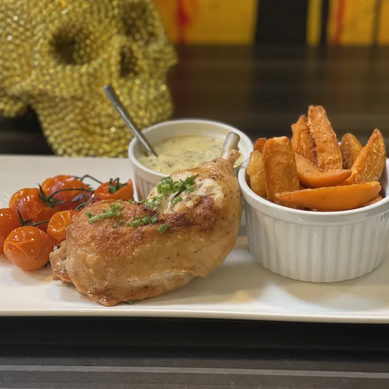 Cuisse de poulet rôtie, potatoes épicés, sauce moutarde à l'ancienne, tomates cerises