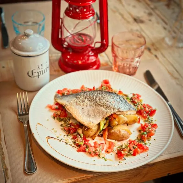 Filet de dorade de Méditerranée à la plancha, sauce vierge aux graines de courges, pommes de terre en robe des champs et légumes