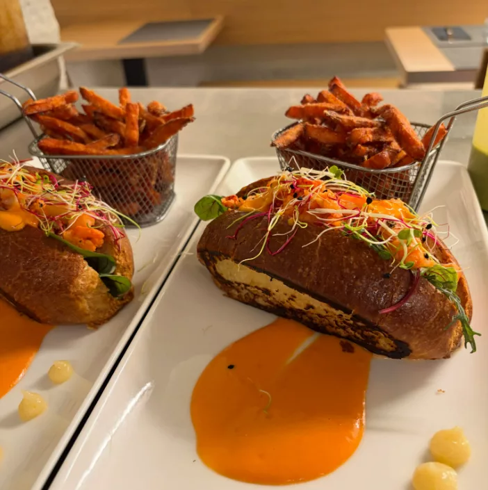 Lobster Roll préparé avec du homard bleu de Bretagne frais, niché dans un pain brioché doré